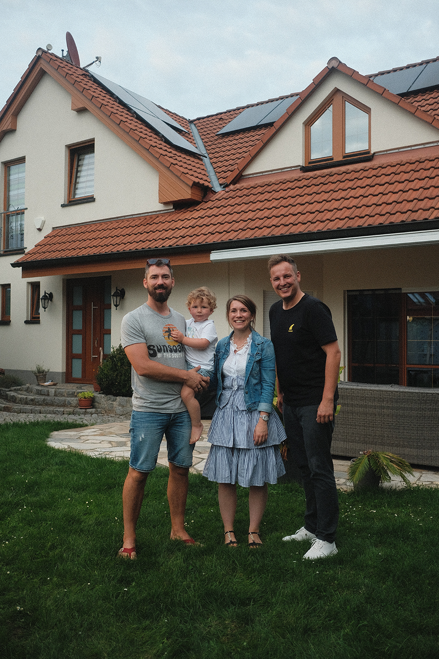 Familie S. vor ihrem Haus mit installierter Photovoltaikanlage in Irxleben