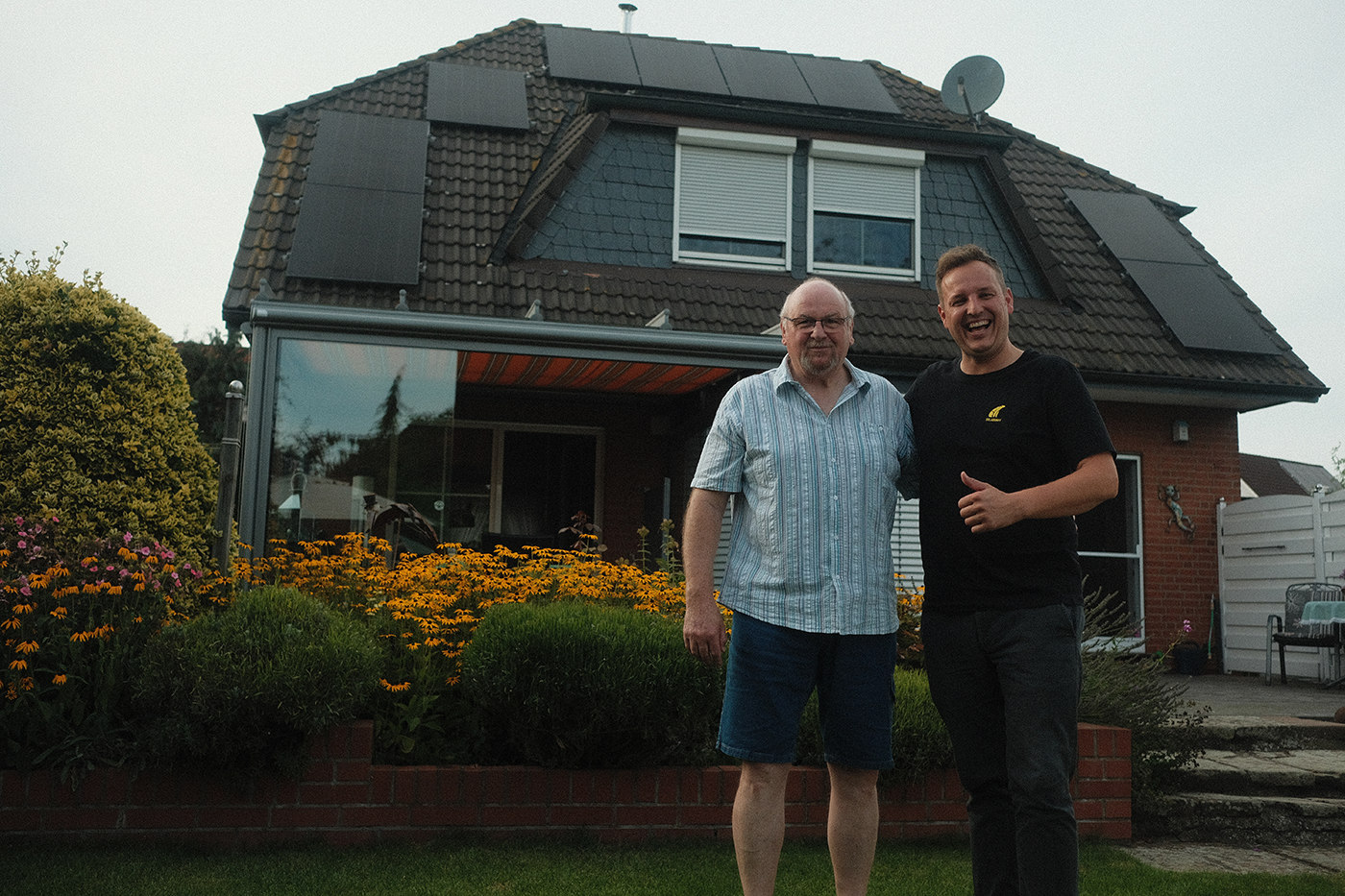 Peter N. vor seinem Haus mit Photovoltaikanlage in Wellen