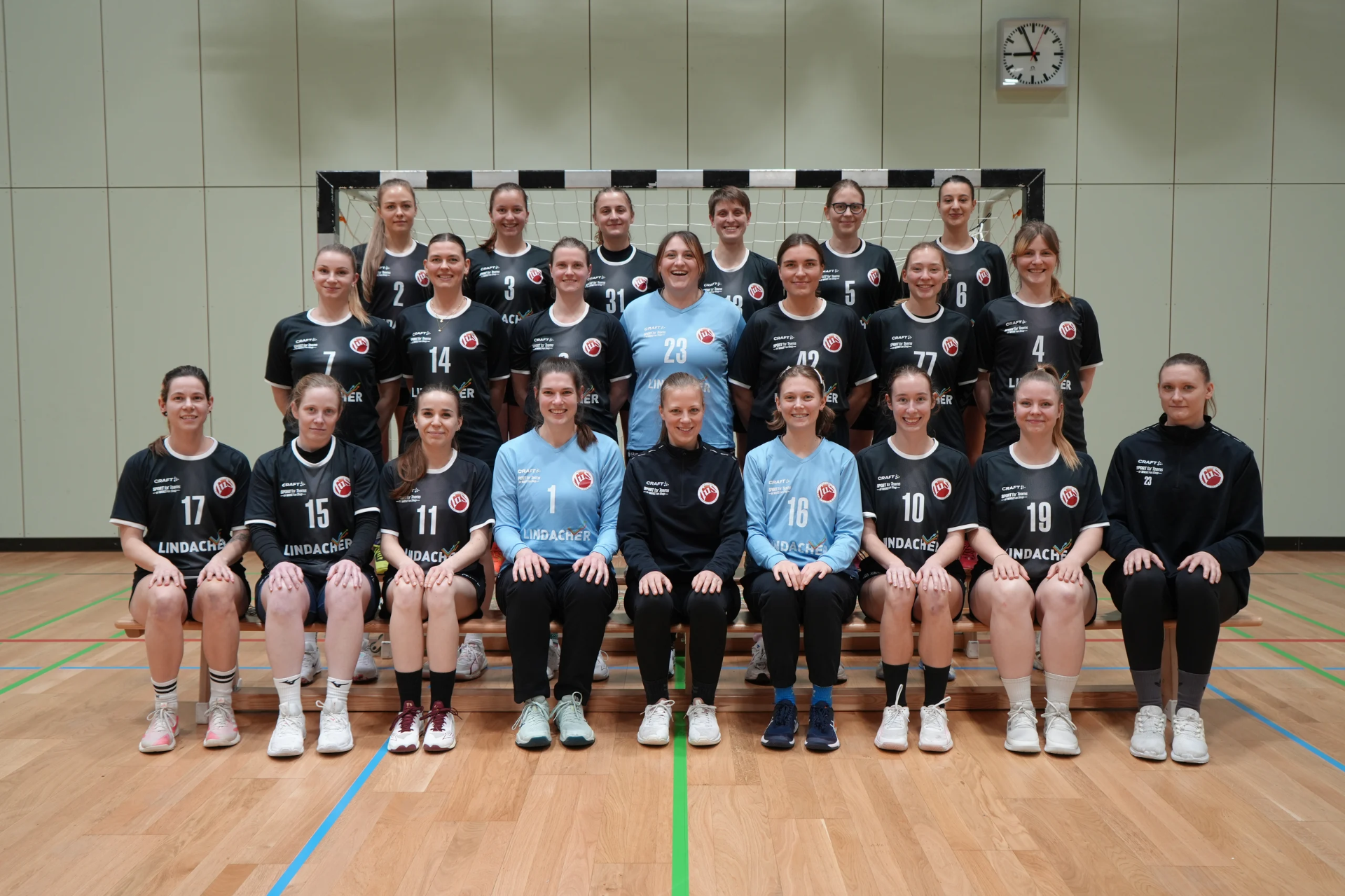 Die 2. Frauenmannschaft von TuS Leipzig-Mockau beim Teamfoto in der Halle